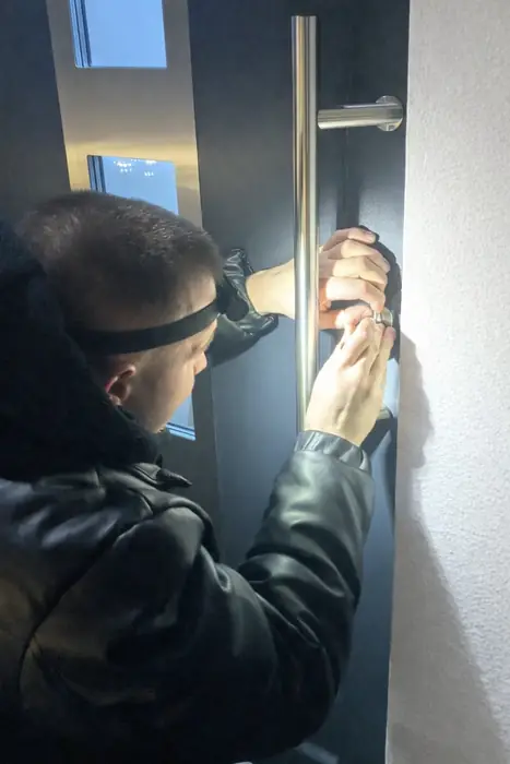 Schlüsseldienst Kimmel beim Lockpicking einer Tür in Herford