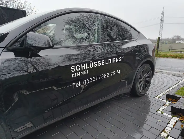 Einsatzfahrzeug von Schlüsseldienst Kimmel mit Firmenbeschriftung in Herford