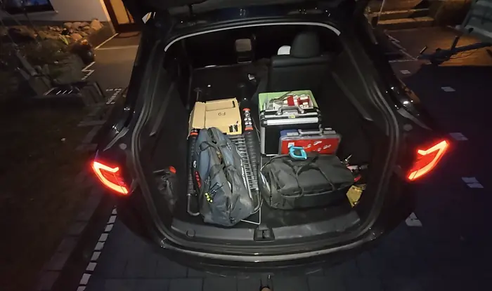 Vollständig ausgestatteter Kofferraum des Einsatzwagens von Schlüsseldienst Kimmel