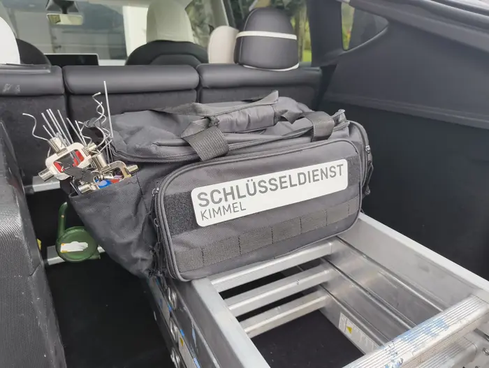 Werkzeugtasche von Schlüsseldienst Kimmel mit Spezialwerkzeug für die schonende Öffnung